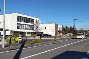 流山市江戸川台東 新築医療モールの外観（道路からの写真）